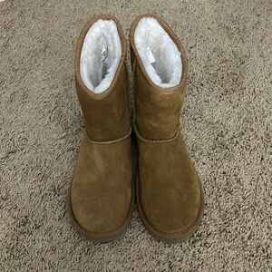 Koolaburra by Ugg. Size five in women’s.